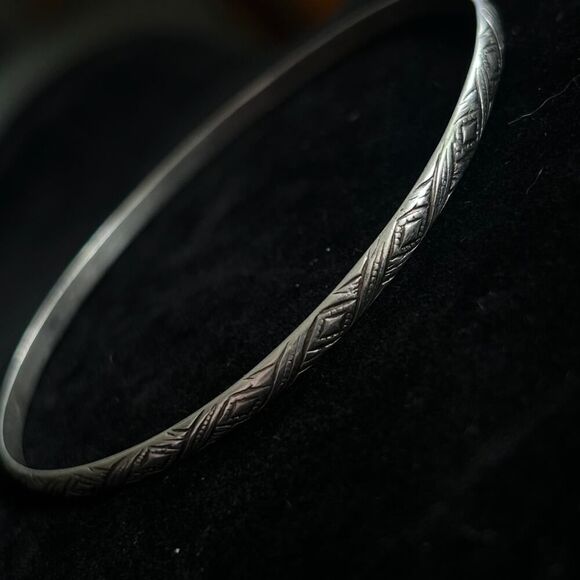 Vintage Marked 925 Sterling Etched Design Bangle Bracelet 3mm thick 7.85in-7.24g - Picture 5 of 5